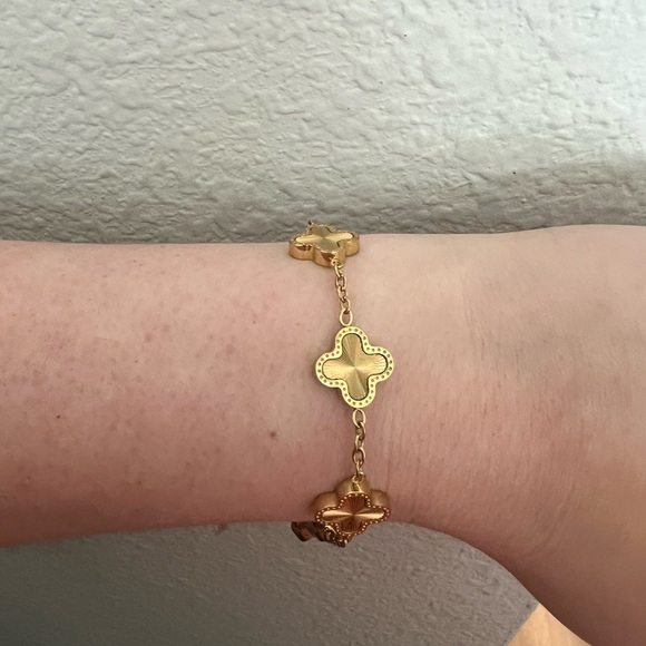 Elegant Gold Clover Bracelet - Picture 2 of 2